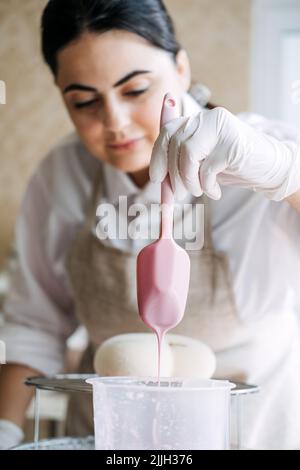 Come fare Specchio ricetta glassa. Torta di mousse. Torta di smalto a specchio. Processo di fare la torta di mousse della forma del cuore Foto Stock