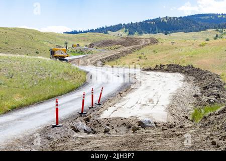 Mammoth Hot Springs, Stati Uniti d'America. 20 luglio 2022. I lavoratori del National Park Service migliorano le sezioni della Old Gardiner Road all'ingresso nord del parco nazionale di Yellowstone, 20 luglio 2022 a Mammoth Hot Springs, Montana. La vecchia strada sterrata permetterà ora ai visitatori di entrare nel parco dopo che le strade principali sono state distrutte in alluvione tagliando l'ingresso nord e la città turistica di Gardiner. Credit: Jacob W. Frank/NPS/Alamy Live News Foto Stock