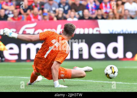 Pilsen, Repubblica Ceca. 26th luglio 2022. Conor Hazard, portiere di Helsinki, in azione durante il turno di qualificazione della Champions League 2nd, torna alla partita Viktoria Plzen contro HJK Helsinki a Pilsen, Repubblica Ceca, 26 luglio 2022. Credit: Miroslav Chaloupka/CTK Photo/Alamy Live News Foto Stock