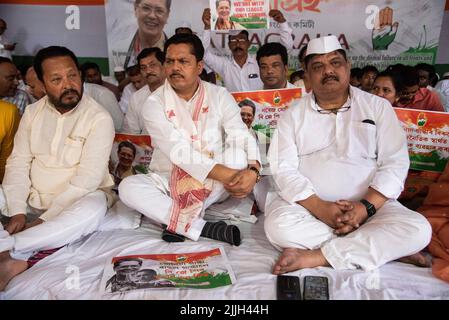 Guwahati, India. 26th luglio 2022. GUWAHATI, INDIA - 26 LUGLIO: I lavoratori del Congresso stanno facendo una dimostrazione per esprimere la loro solidarietà al capo del partito Sonia Gandhi che sta comparendo davanti al ed (direzione dell'esecuzione) per interrogarsi nel caso National Herald, il 26 luglio 2022 a Guwahati, India. Credit: David Talukdar/Alamy Live News Foto Stock