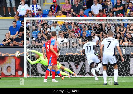 Pilsen, Repubblica Ceca. 26th luglio 2022. Jindrich Stanek, portiere di Plzen, in azione durante il turno di qualificazione della Champions League 2nd, torna alla partita Viktoria Plzen contro HJK Helsinki a Pilsen, Repubblica Ceca, 26 luglio 2022. Credit: Miroslav Chaloupka/CTK Photo/Alamy Live News Foto Stock