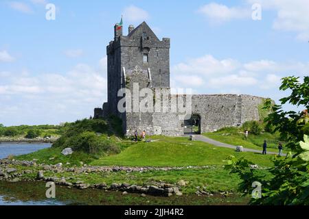 Castello di Dunguaire, Dún Guaire, casa torre, 16th-secolo, Baia di Galway, Galway County, Irlanda, Éire, Irland, Írország, Europa Foto Stock