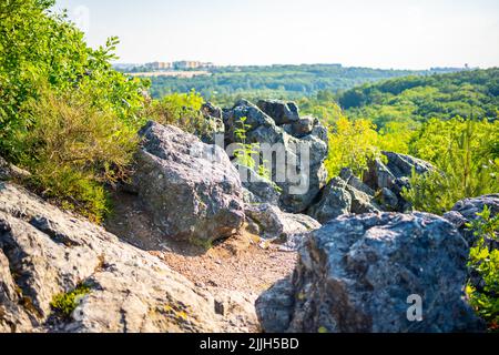 Il famoso parco selvaggio Divoka Sarka a Praga città nel tramonto in estate, Repubblica Ceca Foto Stock