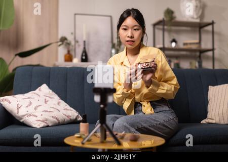 Korean Blogger Lady Making Making Makeup creazione di video per Blog Indoor Foto Stock