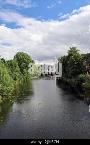 Guardando lungo il fiume Taff verso lo stadio di rugby del Principato dalla passerella Millennium di Bute Park. Cardiff, luglio 2022. Estate. Foto Stock