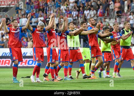 Pilsen, Repubblica Ceca. 26th luglio 2022. I giocatori di Viktoria Plzen dopo il turno di qualificazione Champions League 2nd tornano alla partita Viktoria Plzen contro HJK Helsinki a Pilsen, Repubblica Ceca, 26 luglio 2022. Credit: Miroslav Chaloupka/CTK Photo/Alamy Live News Foto Stock