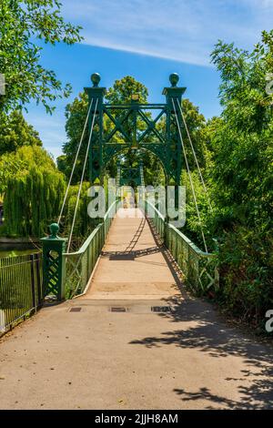 SHREWSBURY, Regno Unito - 11 LUGLIO 2022: Port Hill Footbridge a Shrewsbury è un ponte sospeso per pedoni che attraversano il fiume Severn. Foto Stock