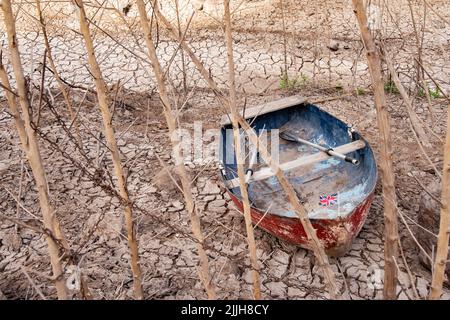 Barca in serbatoio vuoto, asciutto, lago, terra spaccata. Riscaldamento globale, crisi climatica, siccità... regno unito Foto Stock