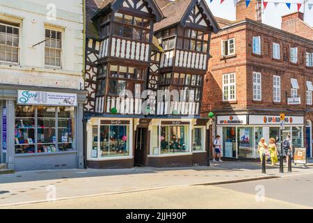 SHREWSBURY, Regno Unito - 11 LUGLIO 2022: Street view a Shrewsbury, la città della contea di Shropshire Foto Stock