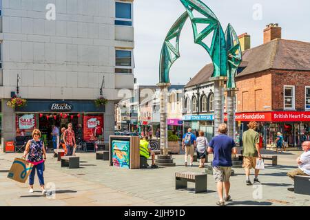 SHREWSBURY, Regno Unito - 11 LUGLIO 2022: Street view a Shrewsbury, la città della contea di Shropshire. Foto Stock