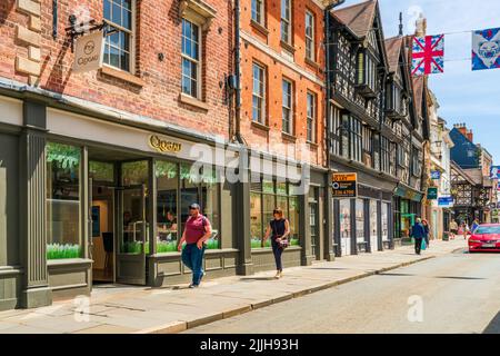 SHREWSBURY, Regno Unito - 11 LUGLIO 2022: Street view a Shrewsbury, la città della contea di Shropshire. Foto Stock