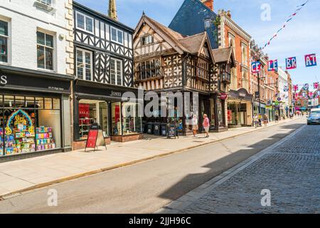 SHREWSBURY, Regno Unito - 11 LUGLIO 2022: Street view a Shrewsbury, la città della contea di Shropshire. Foto Stock