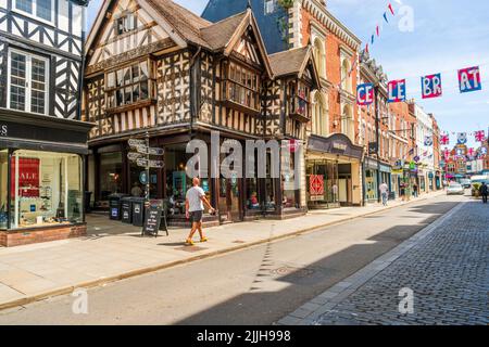 SHREWSBURY, Regno Unito - 11 LUGLIO 2022: Street view a Shrewsbury, la città della contea di Shropshire. Foto Stock