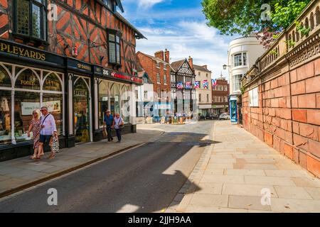 SHREWSBURY, Regno Unito - 11 LUGLIO 2022: Street view a Shrewsbury, la città della contea di Shropshire. Foto Stock