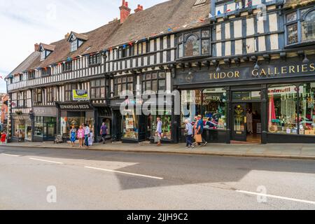 SHREWSBURY, Regno Unito - 11 LUGLIO 2022: Street view a Shrewsbury, la città della contea di Shropshire. Foto Stock