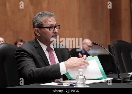 26 luglio 2022, Washington, Distry of Columbia, USA: US Federal Bureau of Prisons MICHAEL CARVAJAL testimonia dinanzi al Senato Homeland Security and governal Affair Committee About corruzione, abuso e cattiva condotta presso il penitenziario americano di Atlanta durante un'audizione di inchiesta oggi il 26 luglio 2022 presso il Dirksen Senate/Capitol Hill a Washington DC, USA. (Credit Image: © Lenin Nolly/ZUMA Press Wire) Foto Stock