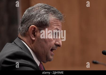 26 luglio 2022, Washington, Distry of Columbia, USA: US Federal Bureau of Prisons MICHAEL CARVAJAL testimonia dinanzi al Senato Homeland Security and governal Affair Committee About corruzione, abuso e cattiva condotta presso il penitenziario americano di Atlanta durante un'audizione di inchiesta oggi il 26 luglio 2022 presso il Dirksen Senate/Capitol Hill a Washington DC, USA. (Credit Image: © Lenin Nolly/ZUMA Press Wire) Foto Stock