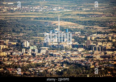 Vista aerea della città di Zagabria dall'alto, con numerosi punti di riferimento visibili in lontananza Foto Stock