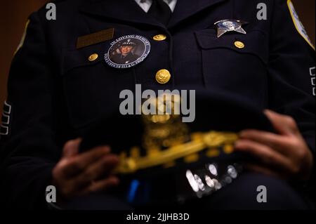 Washington, Stati Uniti. 26th luglio 2022. Un funzionario della polizia di Chicago nel pubblico indossa un spilla in memoria dell'ufficiale Ella French che è morto dopo un tiro in servizio durante un'audizione del Comitato giudiziario del Senato, al Campidoglio degli Stati Uniti, a Washington, DC, martedì 26 luglio, 2022. Il Comitato giudiziario ha ascoltato testimonianze da parte degli agenti dell'applicazione della legge sulla sicurezza dell'applicazione della legge. (Graeme Sloan/Sipa USA) Credit: Sipa USA/Alamy Live News Foto Stock