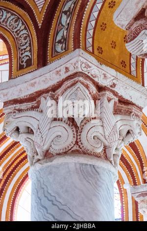 Particolare di scultura in pietra sul pilastro Saint Pierre Chiesa in Chauvigny, Francia Foto Stock