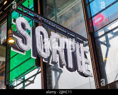 Cartello con la scritta "sortie French" - uscita o serata nel negozio Foto Stock