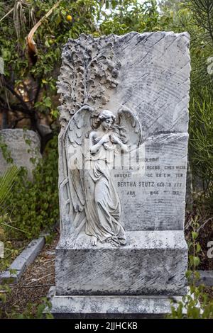 Haifa, Israele - 20 luglio 2022, cimitero dei Templari tedeschi. Bellissimo monumento con un angelo sulla tomba della donna tedesca Bertha Stutz Foto Stock