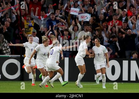 Rachel Daly, in Inghilterra, festeggia dopo aver segnato il secondo gol durante la partita UEFA Women European Championship tra Inghilterra e Svezia a Bramall Lane, Sheffield, martedì 26th luglio 2022. (Credit: Mark Fletcher | MI News) Credit: MI News & Sport /Alamy Live News Foto Stock