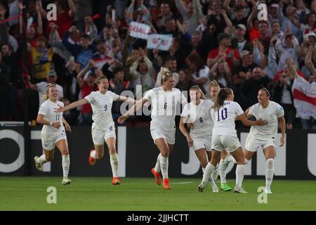 Rachel Daly, in Inghilterra, festeggia dopo aver segnato il secondo gol durante la partita UEFA Women European Championship tra Inghilterra e Svezia a Bramall Lane, Sheffield, martedì 26th luglio 2022. (Credit: Mark Fletcher | MI News) Credit: MI News & Sport /Alamy Live News Foto Stock