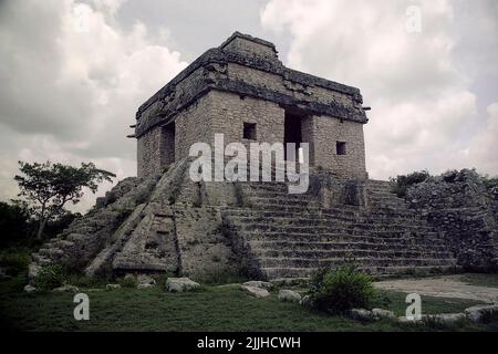 Tempio di sette bambole a Dzibilchaltun, rovine maya a nord di Merida, Yucatan, Messico Foto Stock