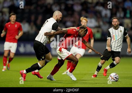 Alex Mighten della Nottingham Forest e Kyle Cameron della Notts County in azione durante una partita di prima della stagione a Meadow Lane, Nottingham. Data foto: Martedì 26 luglio 2022. Foto Stock