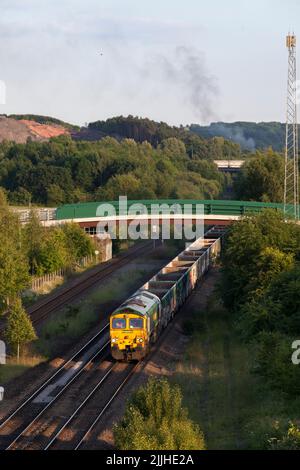 Locomotiva diesel Freightliner classe 66 che passa Bennerley nella valle di Erewash, Nottinghamshire, Regno Unito, con un treno merci di carri inerti vuoti Foto Stock