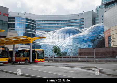 Varsavia Polonia - 2 gennaio 2021, edificio facciata del centro commerciale Złote Tarasy con una vista in vetro contro il cielo Foto Stock