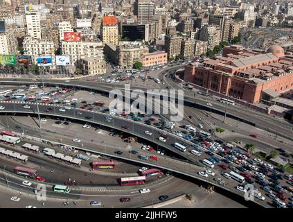 Traffico che porta su e fuori il ponte del 6th ottobre che attraversa il fiume Nilo al Cairo in Egitto. Foto Stock