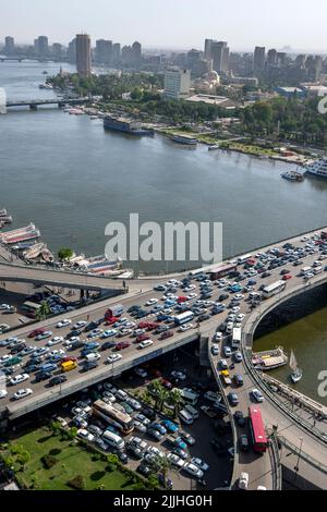Pomeriggio ore di punta traffico gridlock sopra il 6 ottobre Ponte che attraversa il fiume Nilo al Cairo in Egitto. Foto Stock