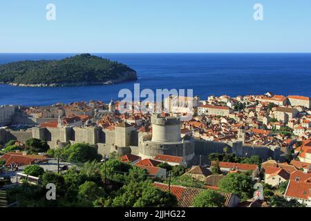 Vista di Dubrovnik dalla strada costiera principale Foto Stock