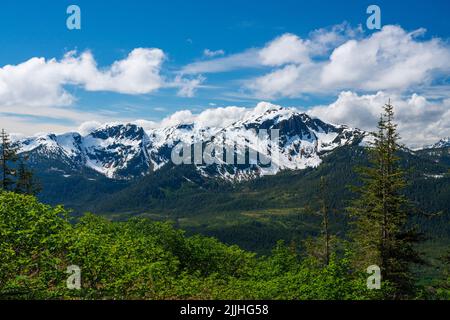 Vista dalla cima del tram verso il Monte Bradley sopra la città di Juneau in Alaska Foto Stock