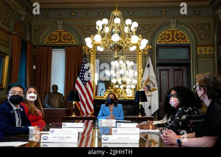 Il Vice Presidente degli Stati Uniti Kamala Harris incontra i leader dei diritti alla disabilità in materia di diritti riproduttivi nell'ufficio di cerimonia del Vice Presidente nell'Eisenhower Executive Office Building di Washington, DC martedì 26 luglio 2022. Credit: Yuri Gripas/Pool via CNP /MediaPunch Foto Stock