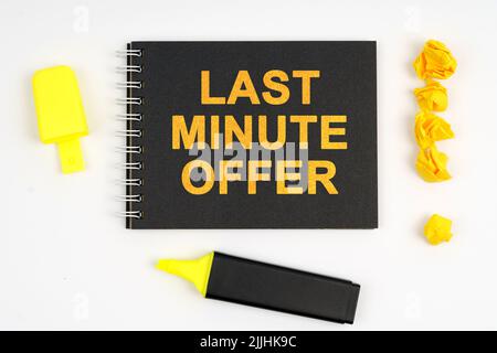 Concetto aziendale. Su sfondo bianco si trova un marcatore, un punto esclamativo in carta e un quaderno con l'iscrizione - OFFERTA LAST MINUTE Foto Stock