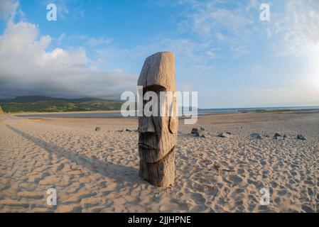 Statua in legno intagliata dell'uomo MAOI dell'isola di Pasqua a Barmouth Beach, Gwynedd, Galles del Nord Foto Stock