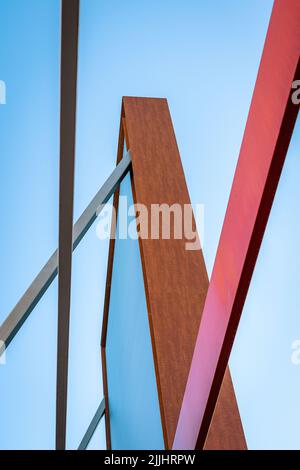 Moderna struttura astratta contro un cielo blu Foto Stock