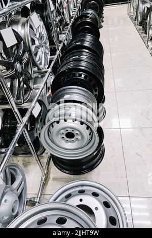 Vendita auto cerchi auto. Stand per la vendita di cerchi in lega. Sconti presso il negozio di ricambi auto. Vari modelli di ruote. Foto Stock