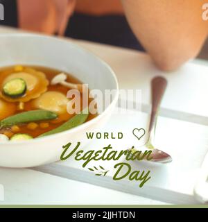 Composizione del testo vegetariano mondiale sulla zuppa su sfondo bianco Foto Stock