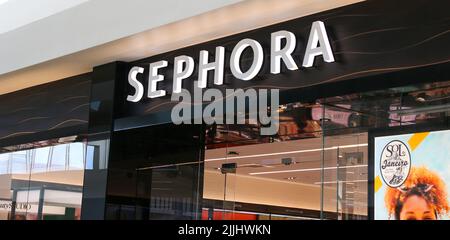 Huntington, New York, USA - 1 Maggio 2022: Un ingresso al negozio Sephora in un centro commerciale a Long Island New York. Foto Stock