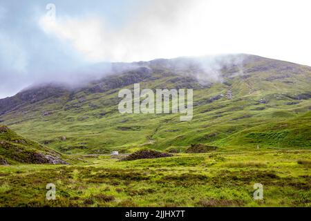 Glencoe paesaggio, estate 2022, altopiani scozzesi paesaggio in un ambiente nebbioso nebbia, Scozia, Regno Unito, Europa Foto Stock