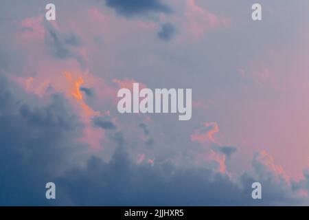 Viola blu e rosa cielo colore natura nuvole tempo dopo pioggia sfondo naturale. Foto Stock