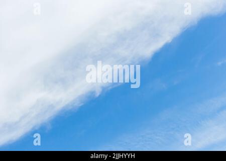 Linea diagonale disegno astratto natura delle nuvole bianche e blu cielo sfondo. Foto Stock