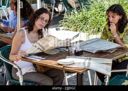 Miami Beach Florida, Lincoln Road, centro commerciale pedonale, tavoli all'aperto, ristorante che cena fuori donne amici leggere menu scelta decidere Foto Stock