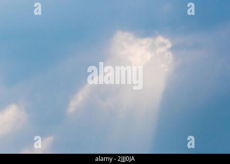 Bianco chiaro cielo blu attraverso le nuvole si infrange attraverso il raggio del sole sfondo naturale. Foto Stock