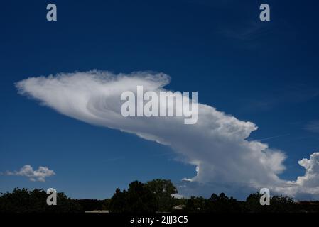 Torreggianti nuvole di cumulonimbus si formano all'orizzonte nel New Mexico vicino a Santa Fe. Foto Stock