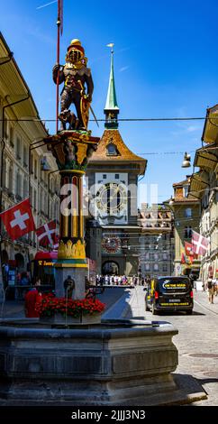 Strada principale attraverso il centro storico di Berna - BERNA, SVIZZERA - 14 LUGLIO 2022 Foto Stock